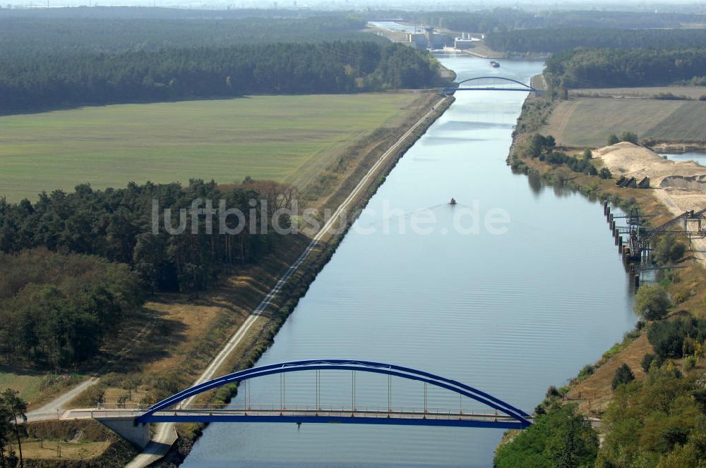 Burg von oben - Feldwegbrücke Schartau Detershagen bei Burg