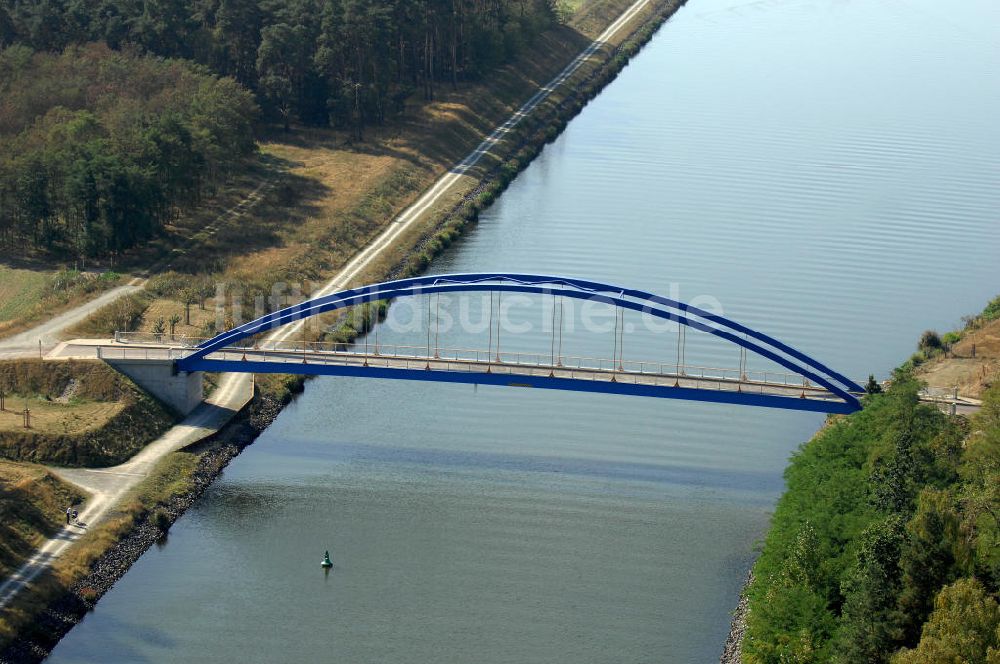 Burg aus der Vogelperspektive: Feldwegbrücke Schartau Detershagen bei Burg