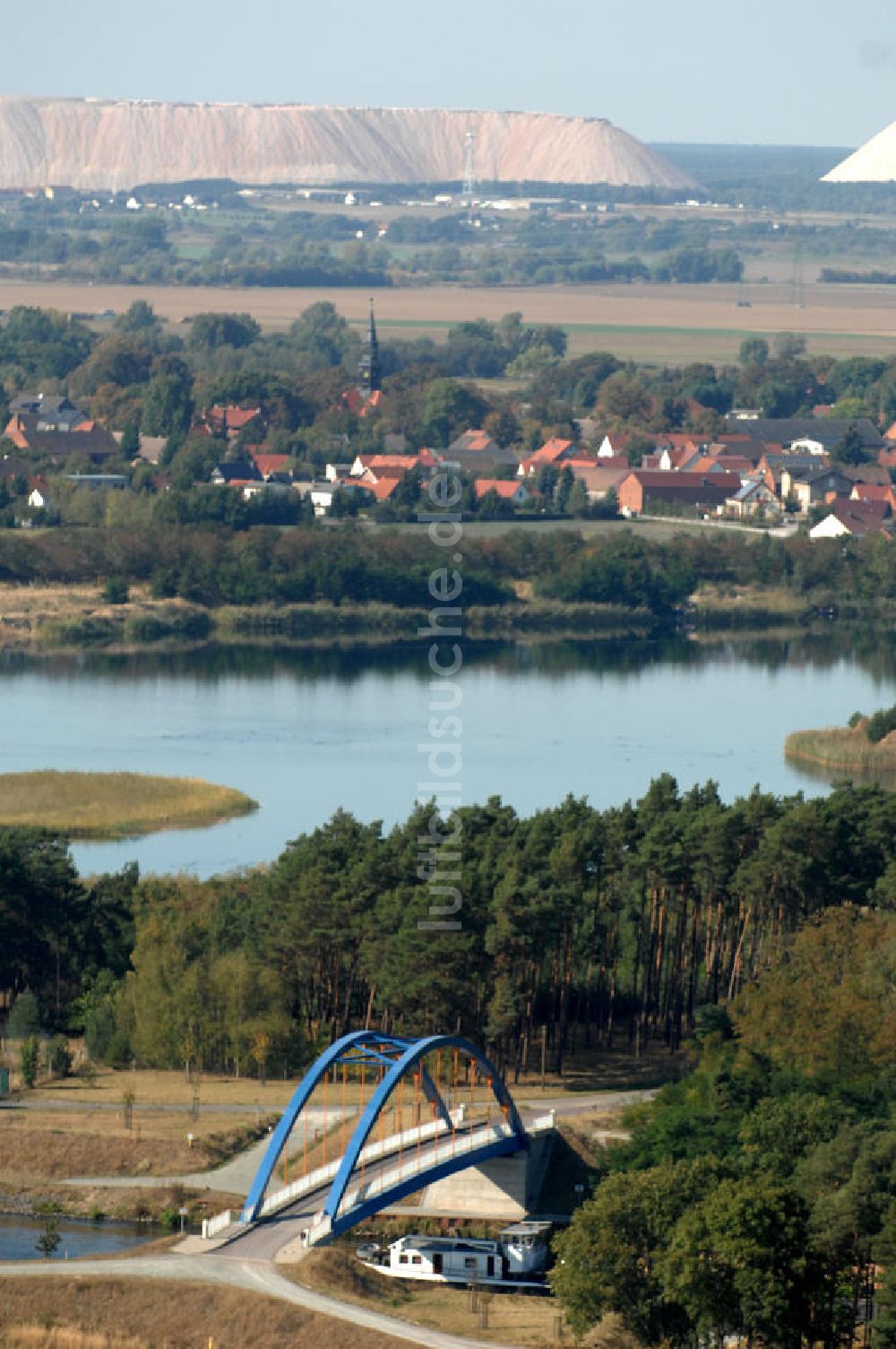 Burg von oben - Feldwegbrücke Schartau Detershagen bei Burg