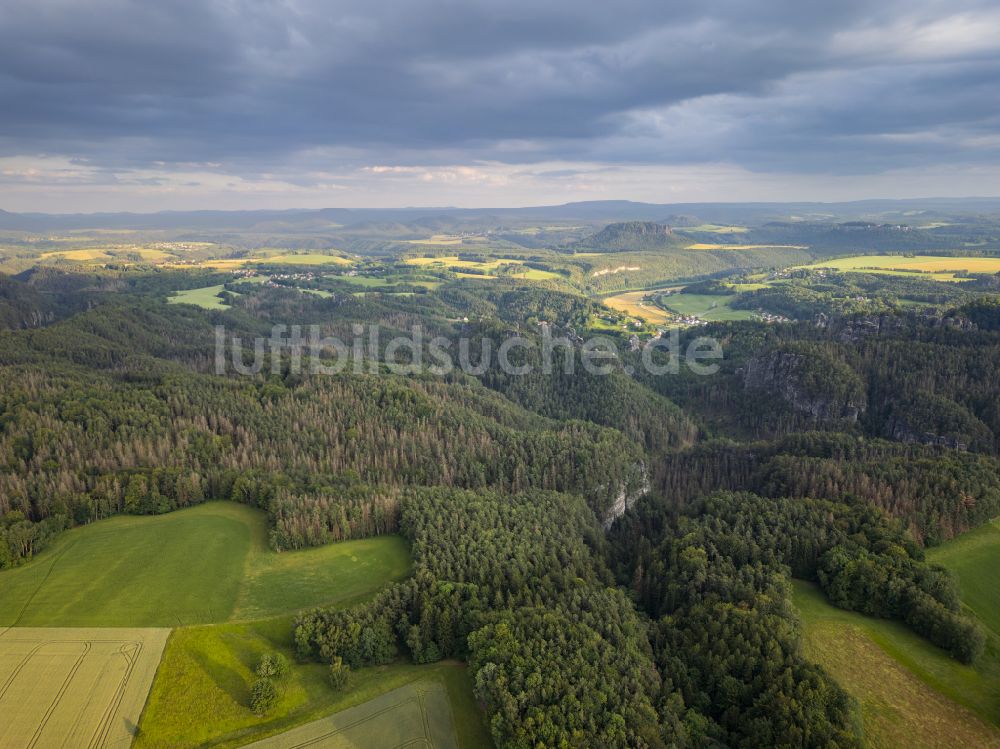 Rathen aus der Vogelperspektive: Felsen im Basteigebiet in Rathen im Bundesland Sachsen