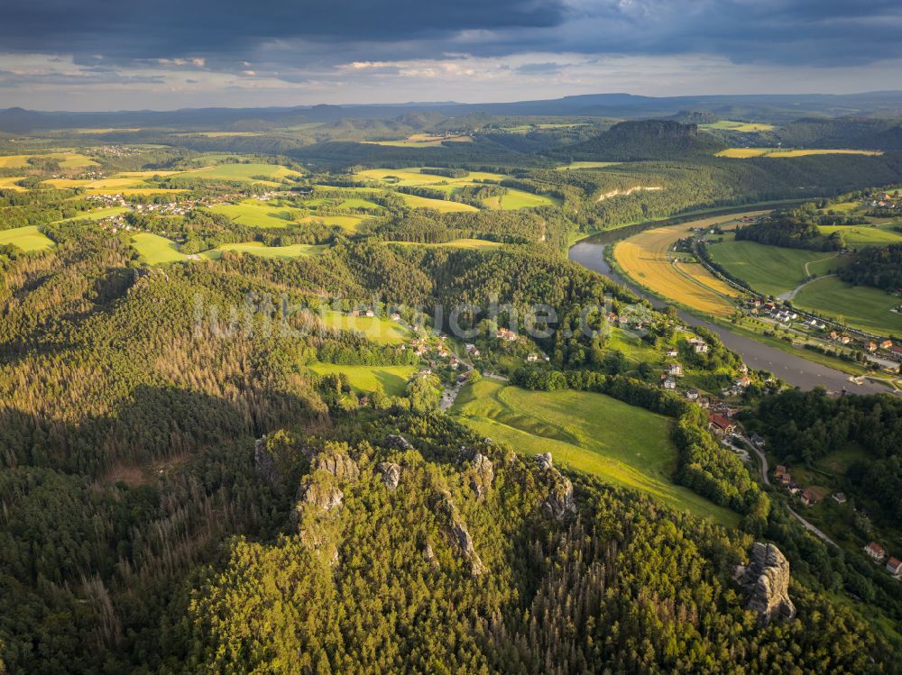 Luftaufnahme Rathen - Felsen im Basteigebiet in Rathen im Bundesland Sachsen