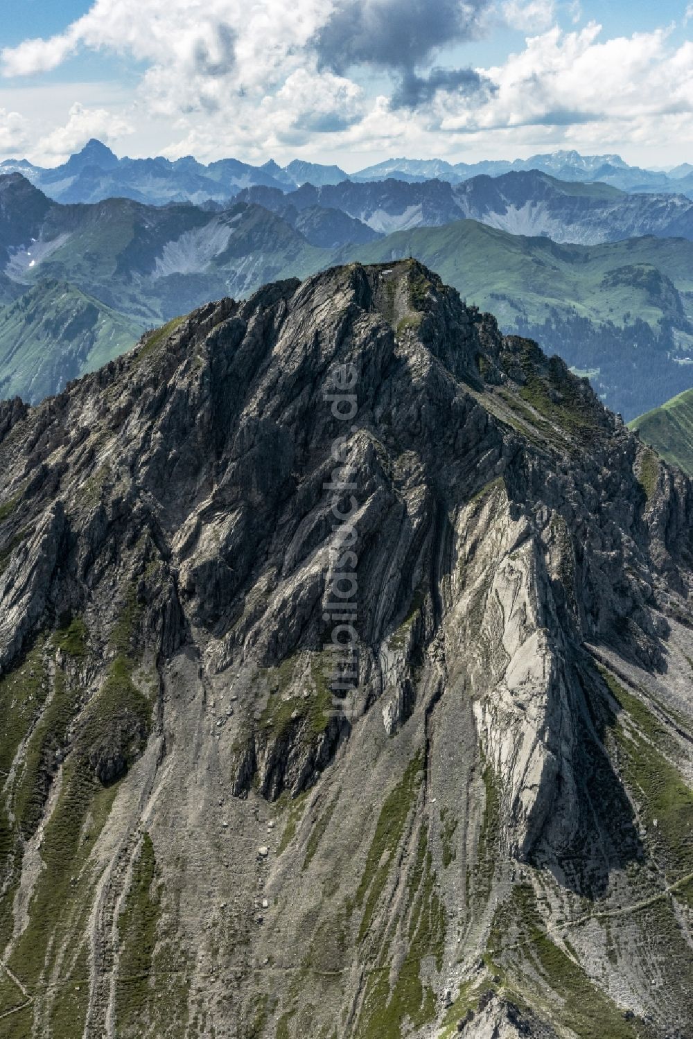 Tarrenz von oben - Felsen- und Berglandschaft der Alpen in Tarrenz in Tirol, Österreich