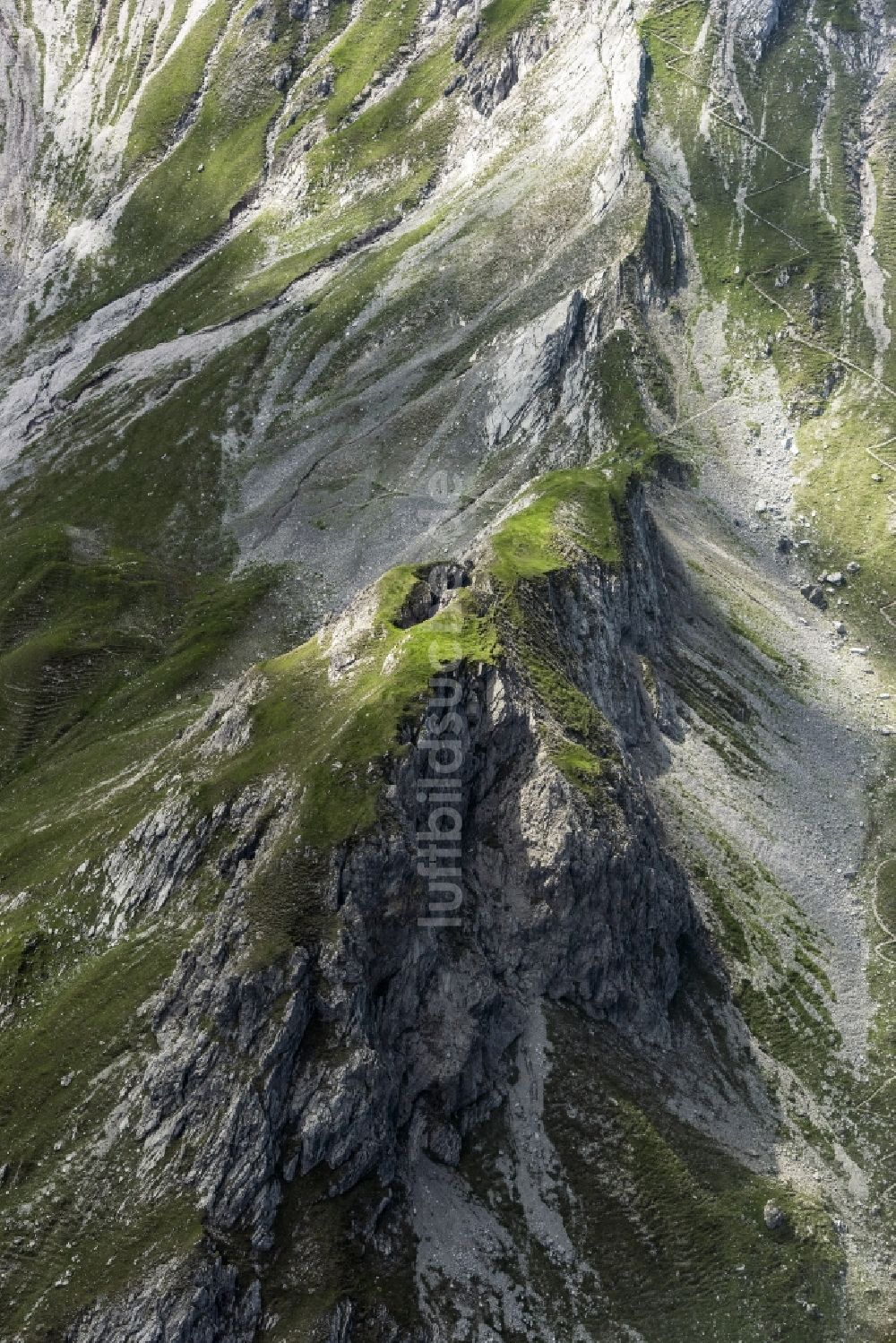 Tarrenz aus der Vogelperspektive: Felsen- und Berglandschaft der Alpen in Tarrenz in Tirol, Österreich