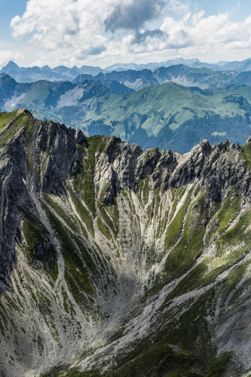 Luftbild Tarrenz - Felsen- und Berglandschaft der Alpen in Tarrenz in Tirol, Österreich