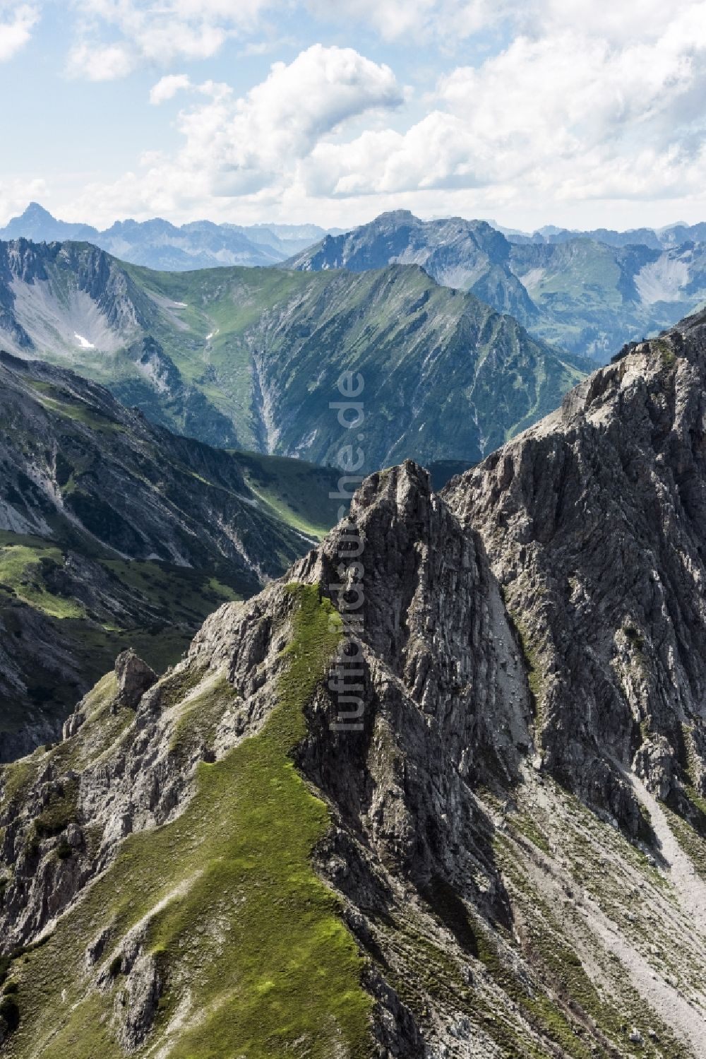 Luftaufnahme Tarrenz - Felsen- und Berglandschaft der Alpen in Tarrenz in Tirol, Österreich