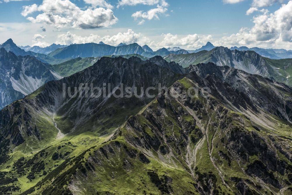 Tarrenz aus der Vogelperspektive: Felsen- und Berglandschaft der Alpen in Tarrenz in Tirol, Österreich