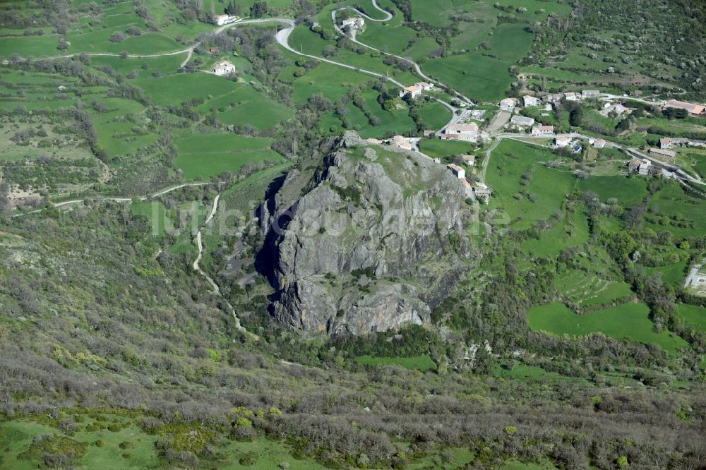 Sceautres von oben - Felsen- und Berglandschaft mit dem Basaltfelsen Neck de Sceautres im Dorf Sceautres in Auvergne Rhone-Alpes, Frankreich