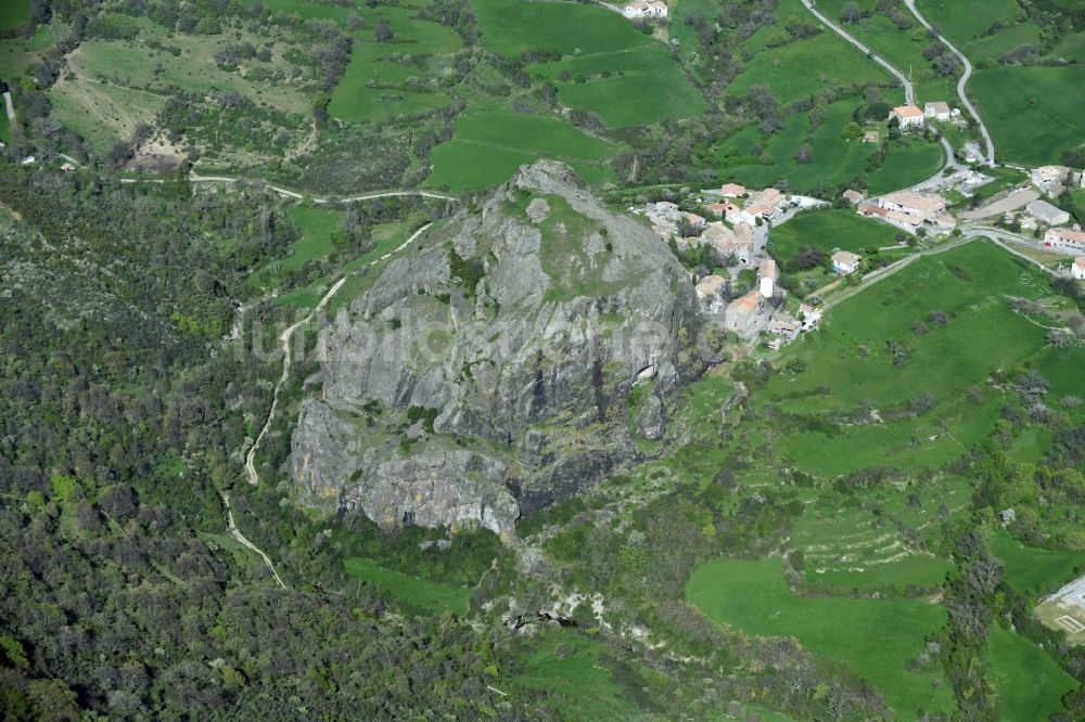 Luftbild Sceautres - Felsen- und Berglandschaft mit dem Basaltfelsen Neck de Sceautres im Dorf Sceautres in Auvergne Rhone-Alpes, Frankreich