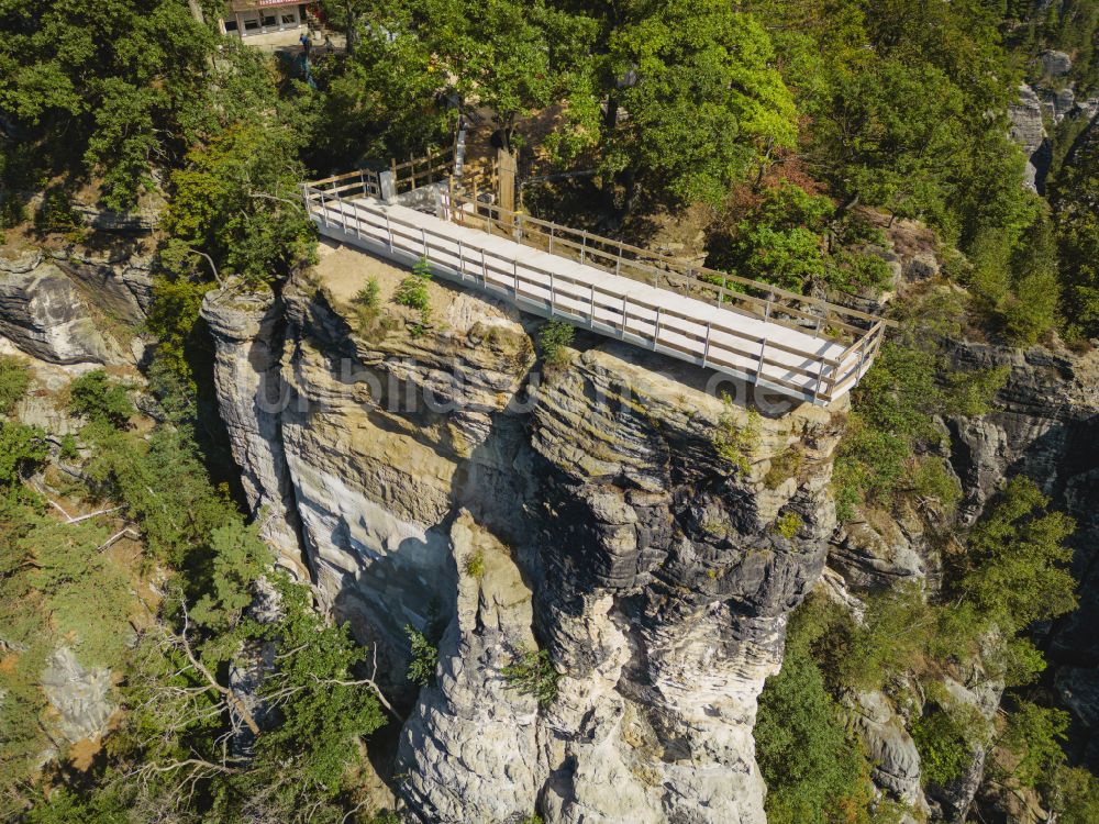 Lohmen aus der Vogelperspektive: Felsen- und Berglandschaft mit der Basteiaussicht - Plattform in Lohmen im Bundesland Sachsen, Deutschland