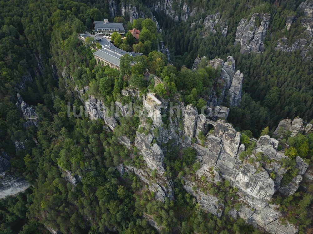 Luftbild Lohmen - Felsen- und Berglandschaft mit der Basteiaussicht - Plattform in Lohmen im Bundesland Sachsen, Deutschland