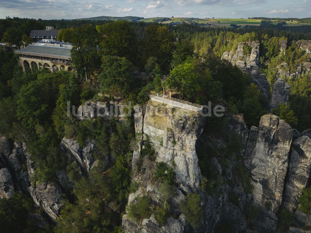 Luftaufnahme Lohmen - Felsen- und Berglandschaft mit der Basteiaussicht - Plattform in Lohmen im Bundesland Sachsen, Deutschland