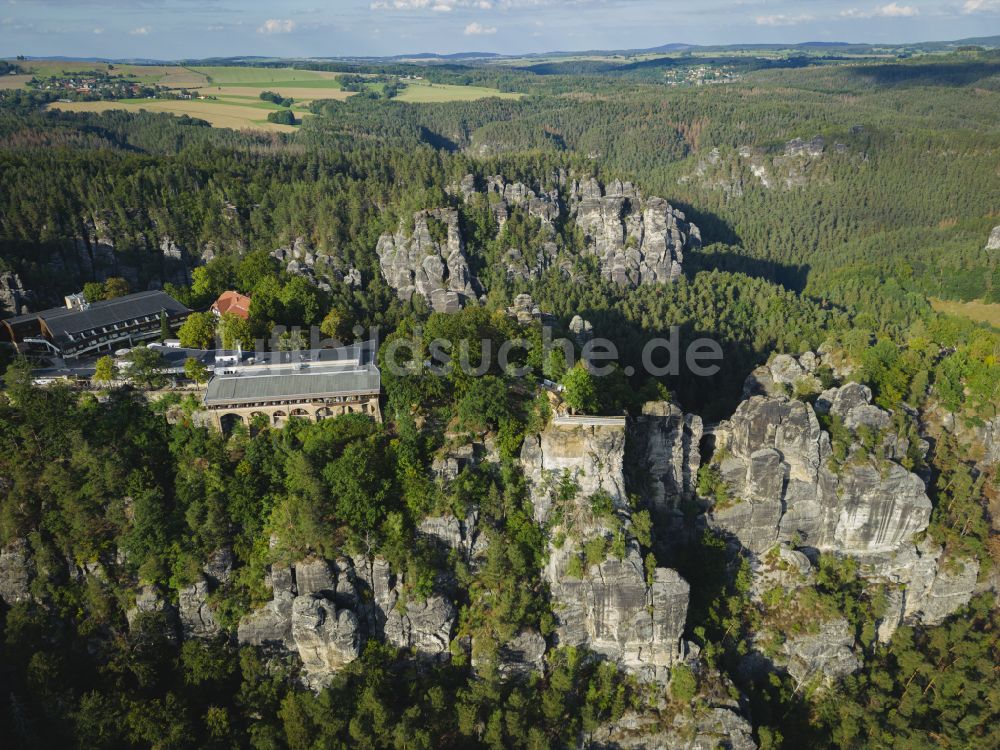 Lohmen von oben - Felsen- und Berglandschaft mit der Basteiaussicht - Plattform in Lohmen im Bundesland Sachsen, Deutschland