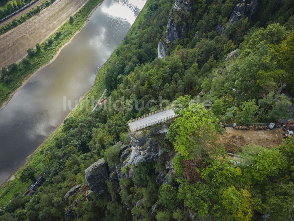 Luftaufnahme Lohmen - Felsen- und Berglandschaft mit der Basteiaussicht - Plattform in Lohmen im Bundesland Sachsen, Deutschland