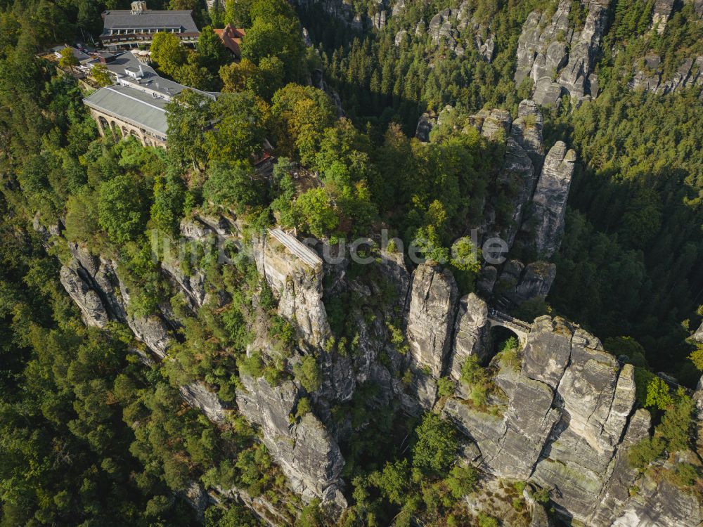 Lohmen von oben - Felsen- und Berglandschaft mit der Basteiaussicht - Plattform in Lohmen im Bundesland Sachsen, Deutschland