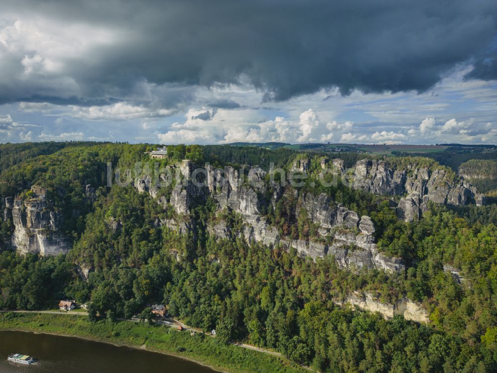 Lohmen aus der Vogelperspektive: Felsen- und Berglandschaft mit der Basteiaussicht - Plattform in Lohmen im Bundesland Sachsen, Deutschland