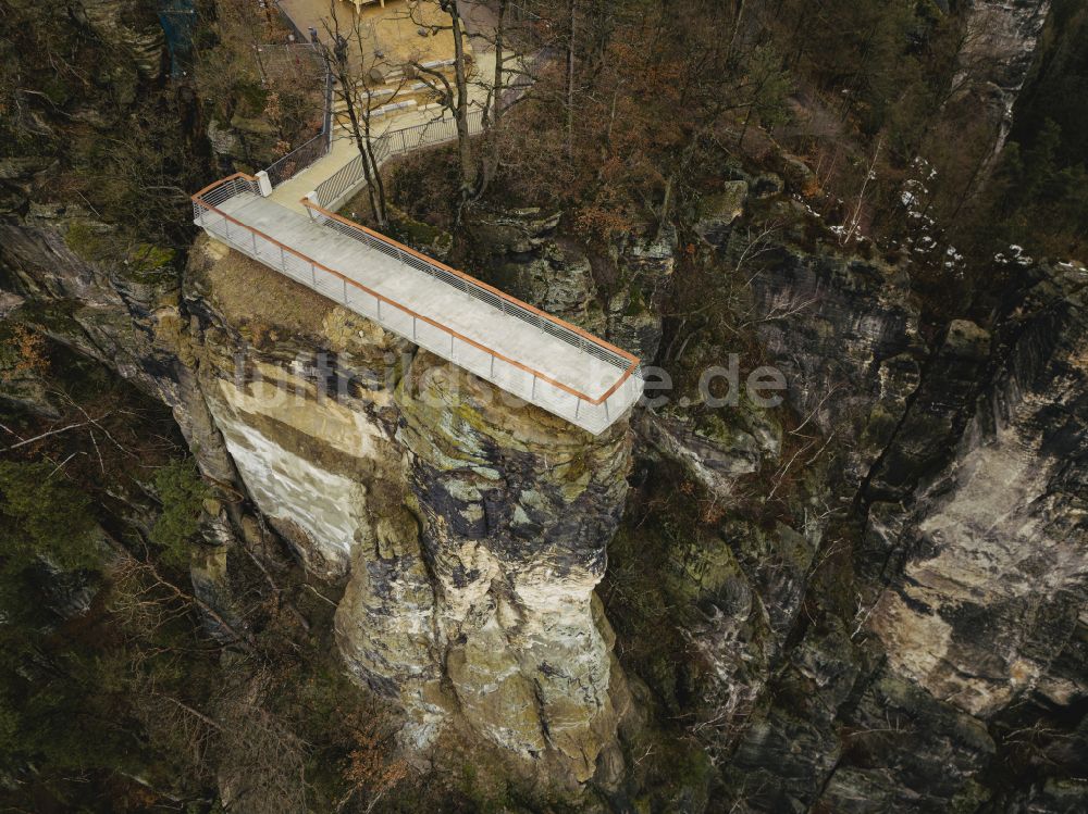 Luftbild Lohmen - Felsen- und Berglandschaft mit der Basteiaussicht - Plattform in Lohmen im Bundesland Sachsen, Deutschland