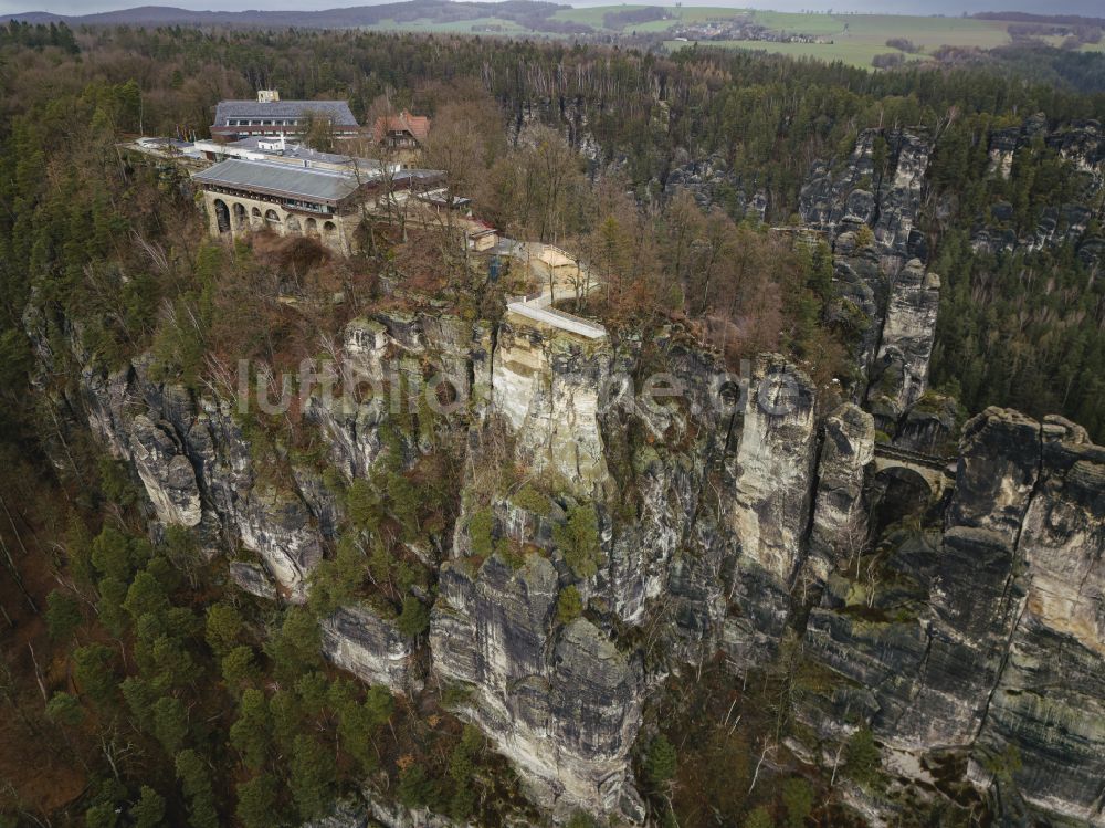 Luftaufnahme Lohmen - Felsen- und Berglandschaft mit der Basteiaussicht - Plattform in Lohmen im Bundesland Sachsen, Deutschland