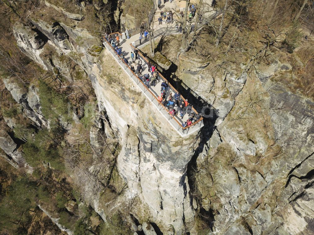 Lohmen aus der Vogelperspektive: Felsen- und Berglandschaft mit der Basteiaussicht - Plattform in Lohmen im Bundesland Sachsen, Deutschland