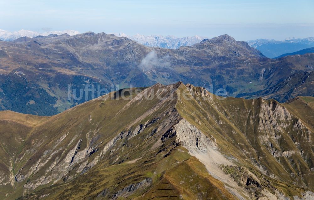 Luftaufnahme Vals - Felsen- und Berglandschaft bei Vals in Österreich