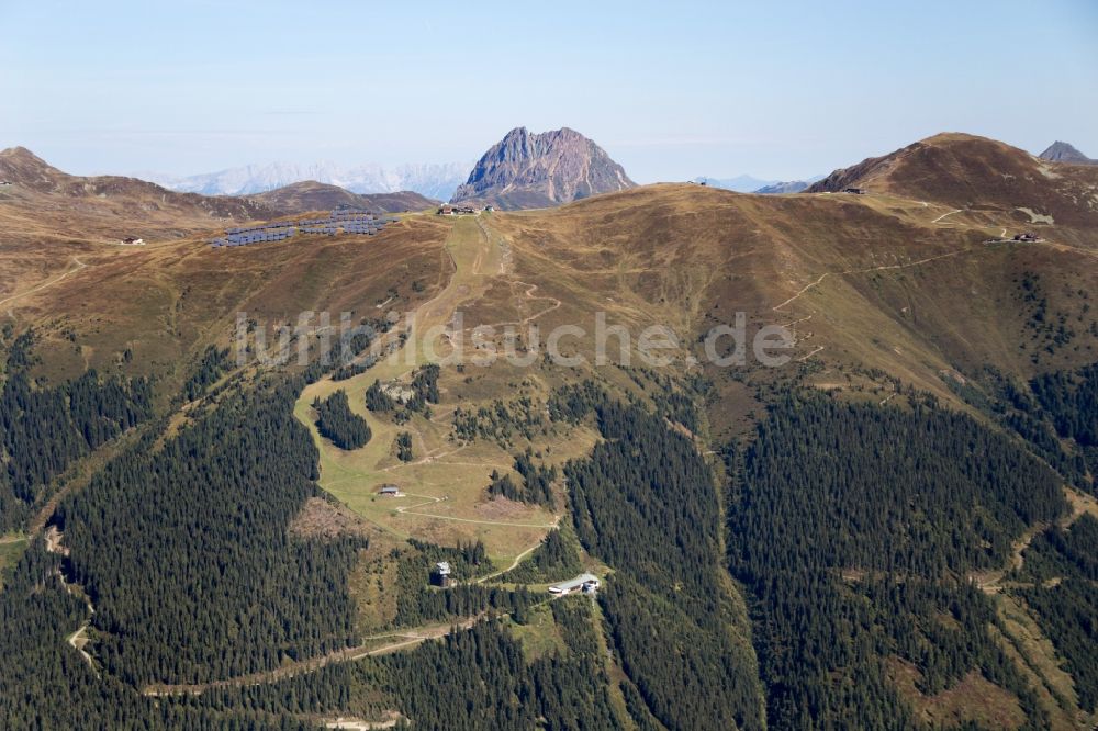 Vals von oben - Felsen- und Berglandschaft bei Vals in Österreich