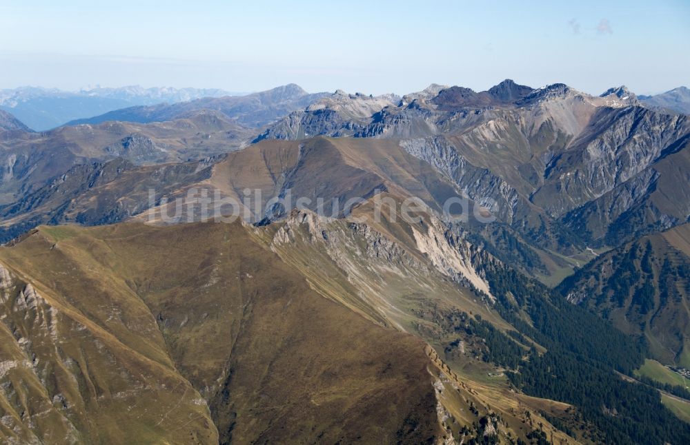 Vals aus der Vogelperspektive: Felsen- und Berglandschaft bei Vals in Österreich