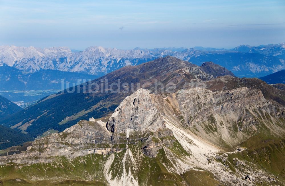 Vals von oben - Felsen- und Berglandschaft bei Vals in Österreich