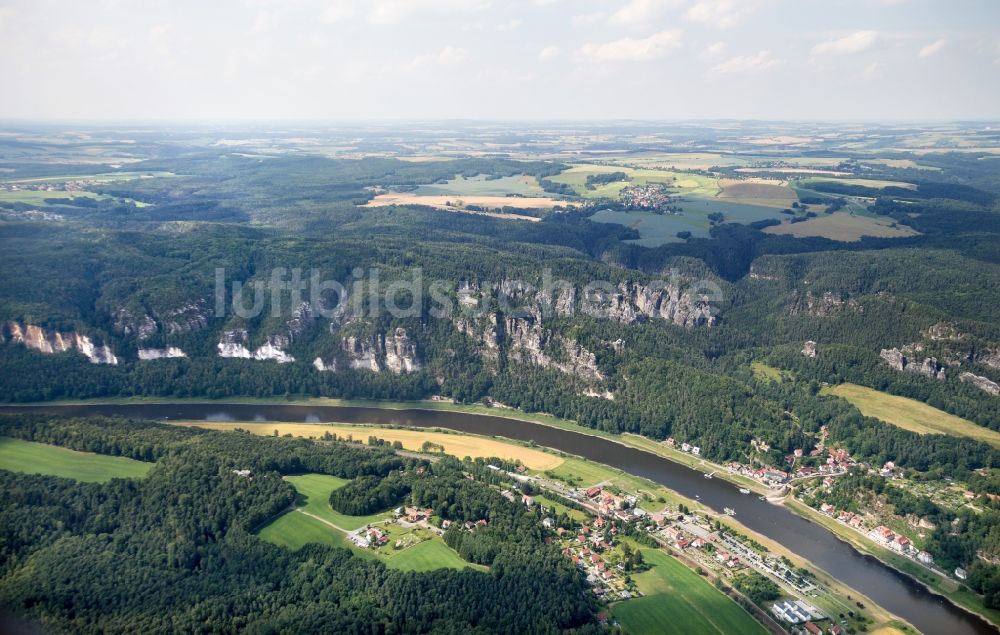 Rathen von oben - Felsen- und Berglandschaft des Elbsandsteingebirges in Rathen im Bundesland Sachsen, Deutschland