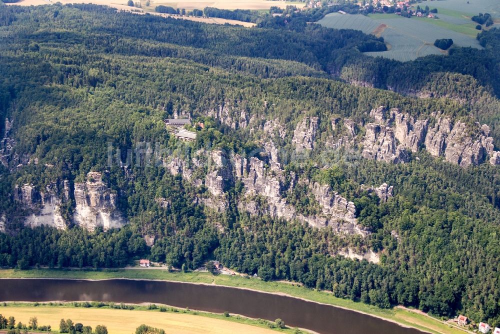 Rathen aus der Vogelperspektive: Felsen- und Berglandschaft des Elbsandsteingebirges in Rathen im Bundesland Sachsen, Deutschland