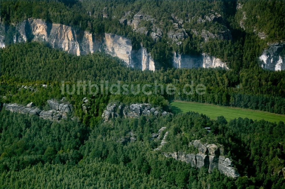 Rathen aus der Vogelperspektive: Felsen- und Berglandschaft des Elbsandsteingebirges in Rathen im Bundesland Sachsen, Deutschland