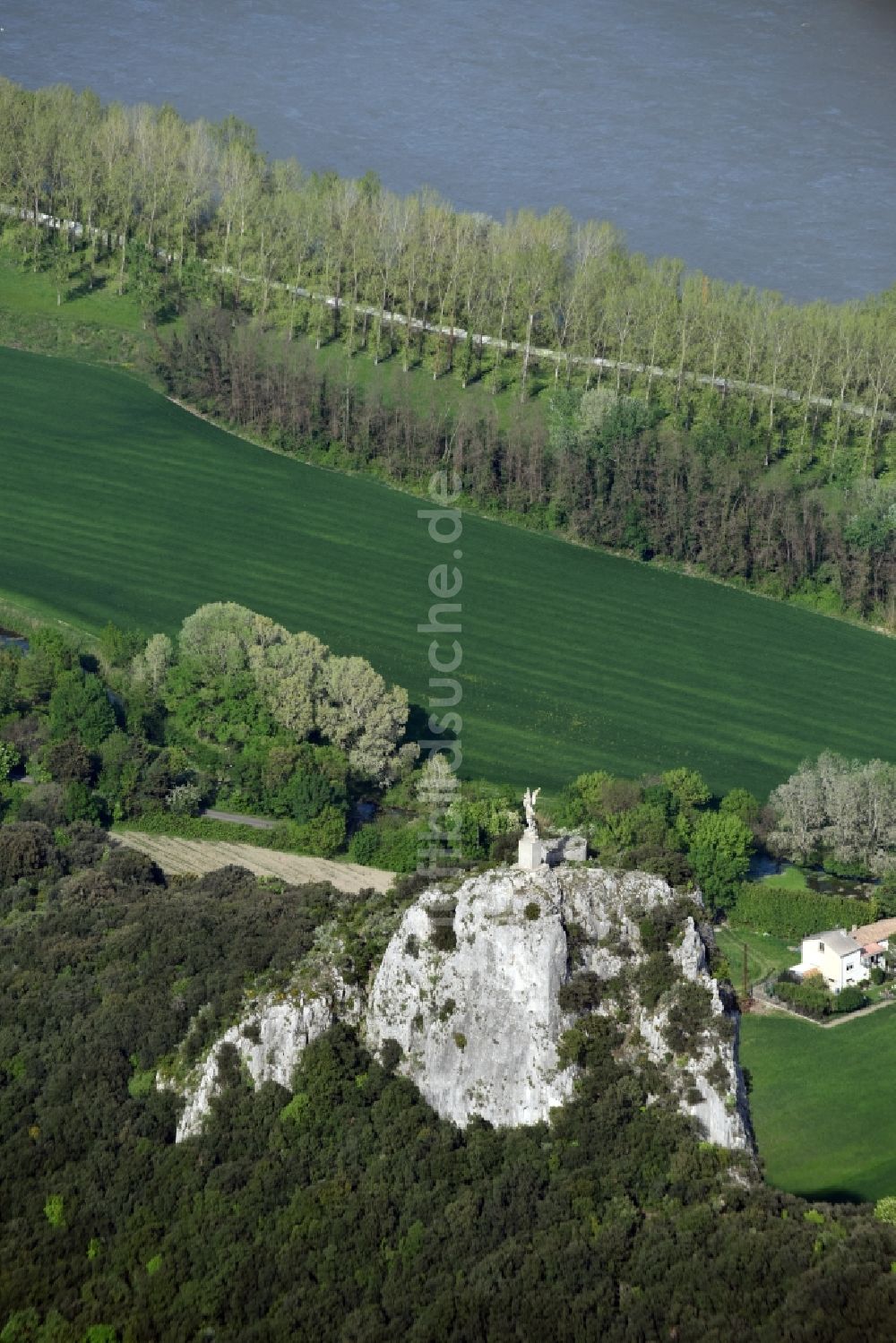 Luftaufnahme Viviers - Felsen- und Berglandschaft mit Engels- Denkmal in Viviers in Auvergne Rhone-Alpes, Frankreich