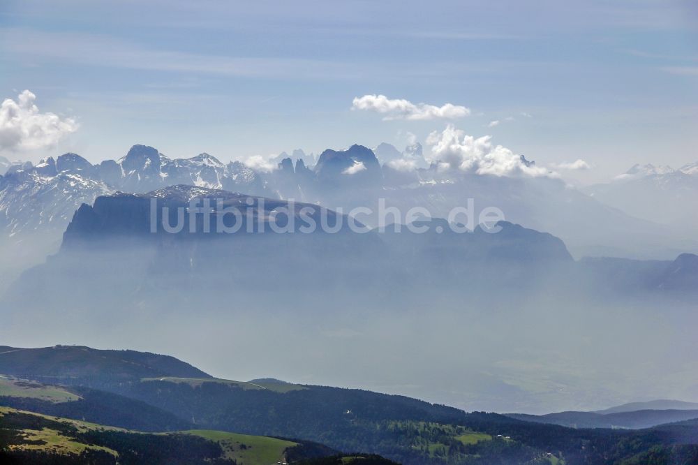 Steinegg von oben - Felsen- und Berglandschaft des Gebirges der Südtiroler Alpen in Steinegg in Italien