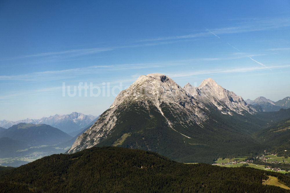 Luftbild Zirl - Felsen- und Berglandschaft mit Gipfeln der Nordkette in Zirl in Tirol, Österreich