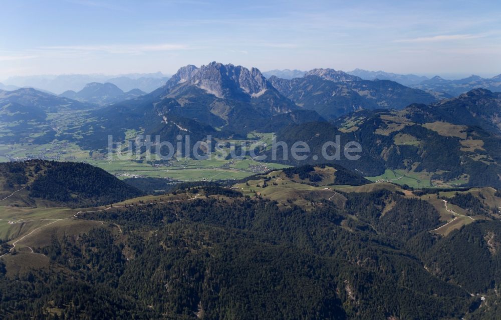 Sankt Johann in Tirol aus der Vogelperspektive: Felsen- und Berglandschaft vom Kaisergebirge bei Sankt Johann in Tirol in Österreich