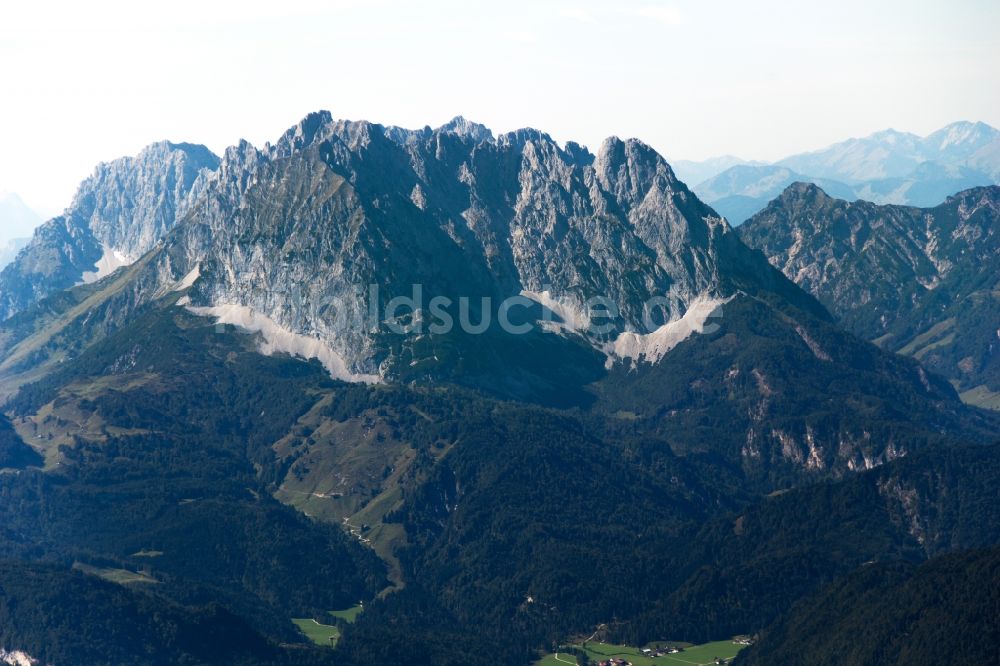 Luftbild Sankt Johann in Tirol - Felsen- und Berglandschaft vom Kaisergebirge bei Sankt Johann in Tirol in Österreich