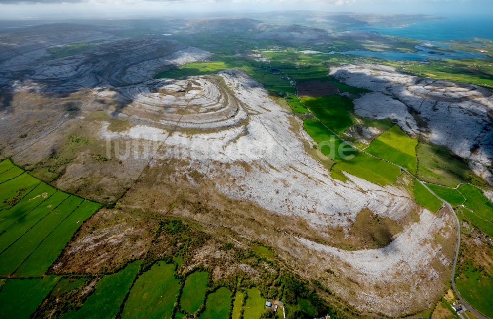 Luftaufnahme Mullaghmore Burren County - Felsen- und Berglandschaft der Kalk- und Kreidefelsen in Mullaghmore Burren County in Clare, Irland