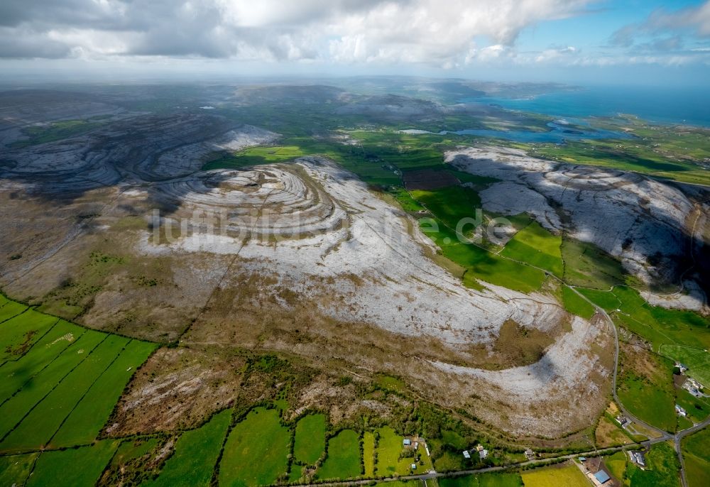 Mullaghmore Burren County von oben - Felsen- und Berglandschaft der Kalk- und Kreidefelsen in Mullaghmore Burren County in Clare, Irland