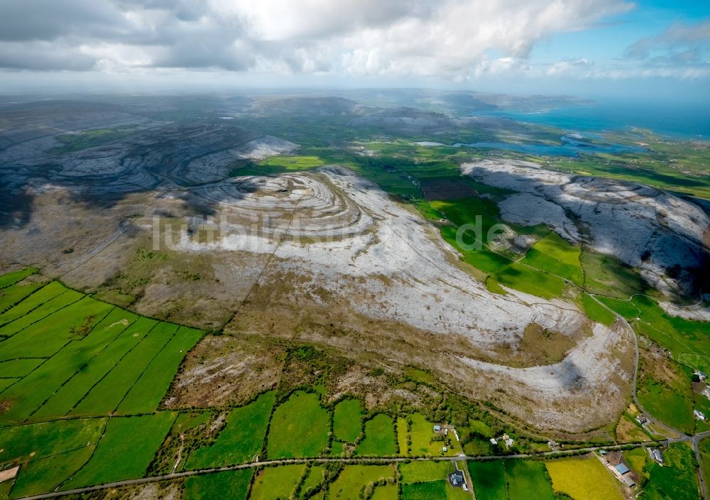 Mullaghmore Burren County aus der Vogelperspektive: Felsen- und Berglandschaft der Kalk- und Kreidefelsen in Mullaghmore Burren County in Clare, Irland