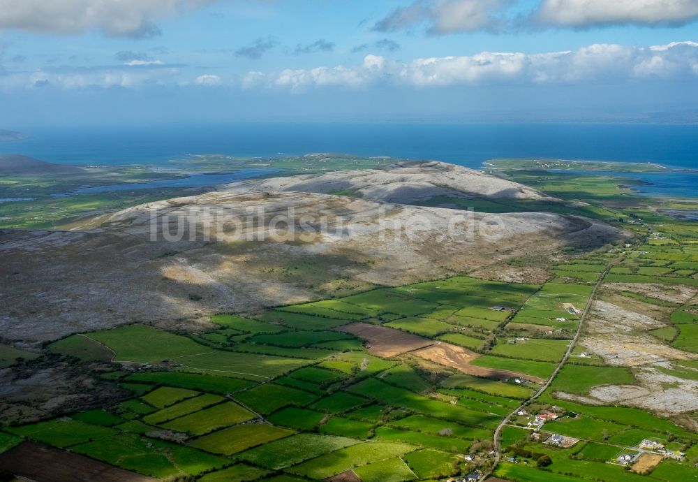 Luftbild Mullaghmore Burren County - Felsen- und Berglandschaft der Kalk- und Kreidefelsen in Mullaghmore Burren County in Clare, Irland