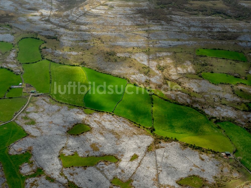 Luftaufnahme Mullaghmore Burren County - Felsen- und Berglandschaft der Kalk- und Kreidefelsen in Mullaghmore Burren County in Clare, Irland