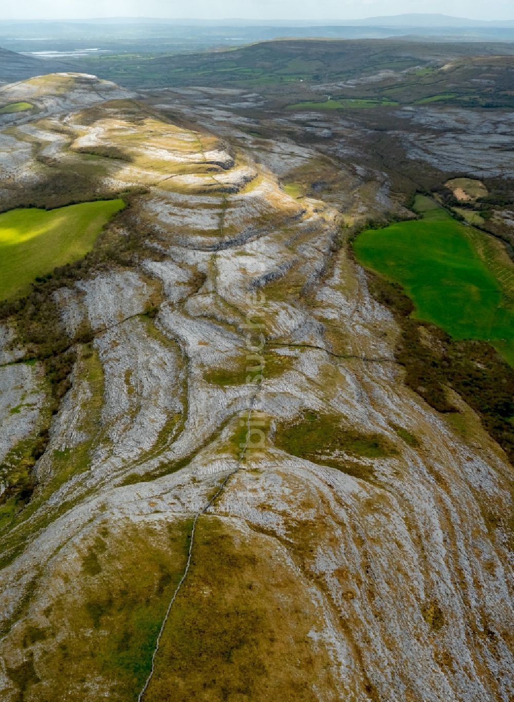 Mullaghmore Burren County von oben - Felsen- und Berglandschaft der Kalk- und Kreidefelsen in Mullaghmore Burren County in Clare, Irland