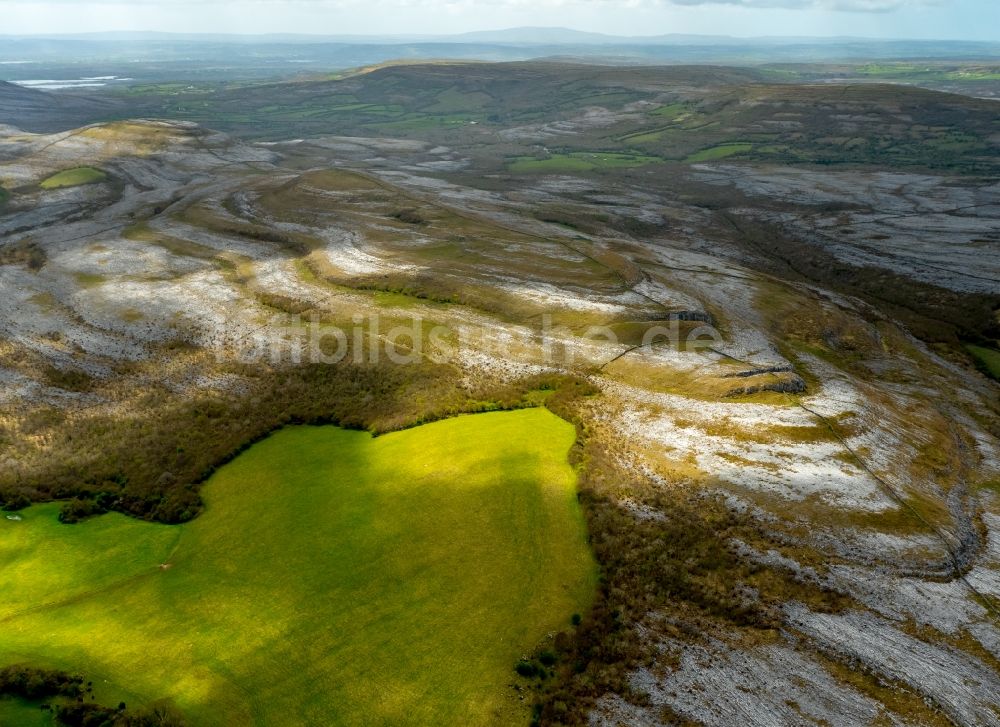 Mullaghmore Burren County aus der Vogelperspektive: Felsen- und Berglandschaft der Kalk- und Kreidefelsen in Mullaghmore Burren County in Clare, Irland