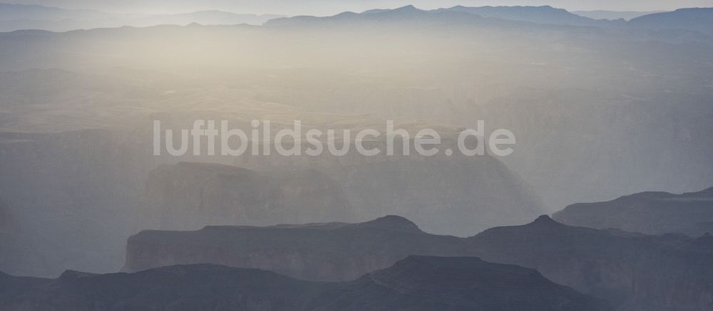 Kingman von oben - Felsen- und Berglandschaft in Kingman in Arizona, USA