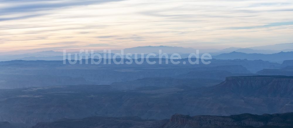 Kingman aus der Vogelperspektive: Felsen- und Berglandschaft in Kingman in Arizona, USA