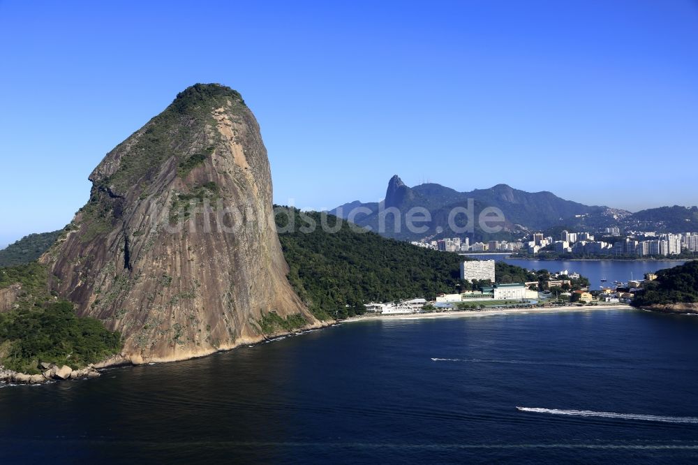 Rio de Janeiro von oben - Felsen- und Berglandschaft Monumento Natural Dos Morros Do Pao De Acúcar e Da Urca in Rio de Janeiro in Brasilien