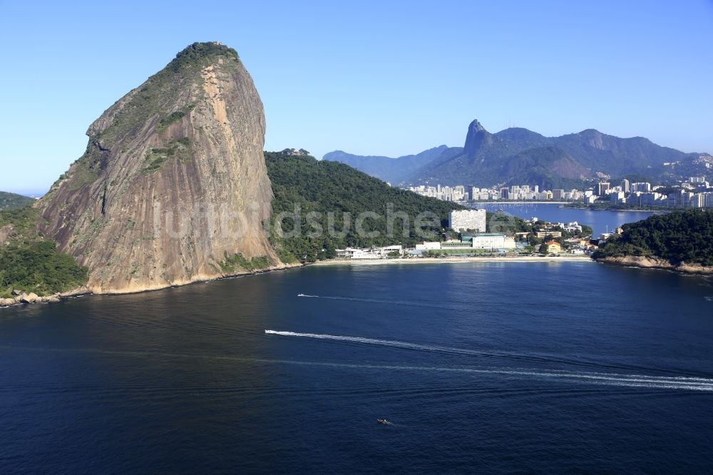 Rio de Janeiro aus der Vogelperspektive: Felsen- und Berglandschaft Monumento Natural Dos Morros Do Pao De Acúcar e Da Urca in Rio de Janeiro in Brasilien