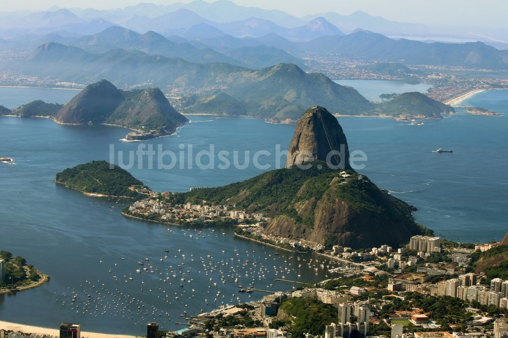 Luftbild Rio de Janeiro - Felsen- und Berglandschaft Monumento Natural Dos Morros Do Pao De Acúcar e Da Urca in Rio de Janeiro in Brasilien