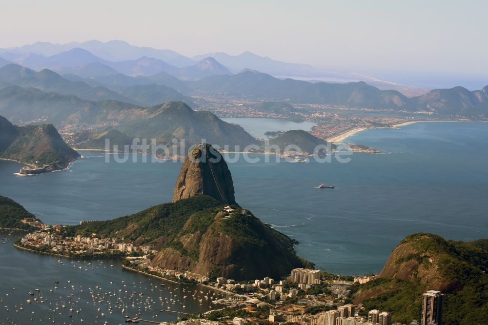 Luftaufnahme Rio de Janeiro - Felsen- und Berglandschaft Monumento Natural Dos Morros Do Pao De Acúcar e Da Urca in Rio de Janeiro in Brasilien