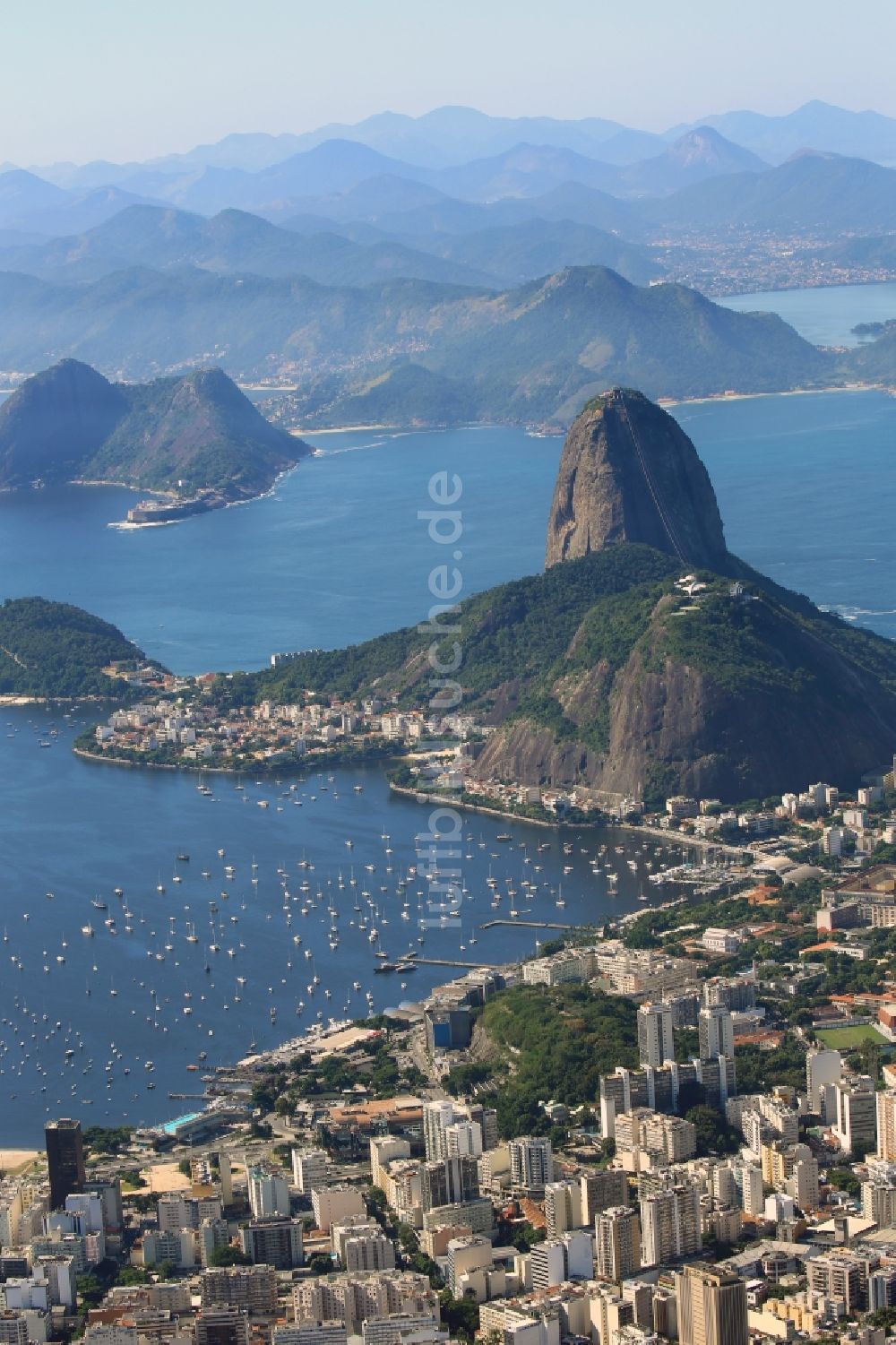 Rio de Janeiro von oben - Felsen- und Berglandschaft Monumento Natural Dos Morros Do Pao De Acúcar e Da Urca in Rio de Janeiro in Brasilien