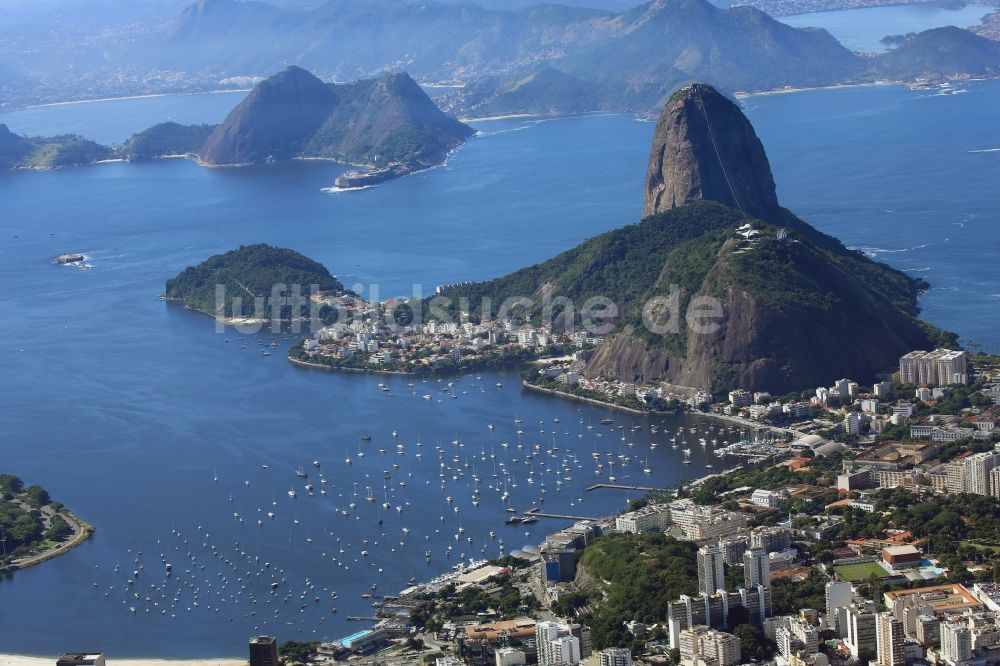 Rio de Janeiro aus der Vogelperspektive: Felsen- und Berglandschaft Monumento Natural Dos Morros Do Pao De Acúcar e Da Urca in Rio de Janeiro in Brasilien