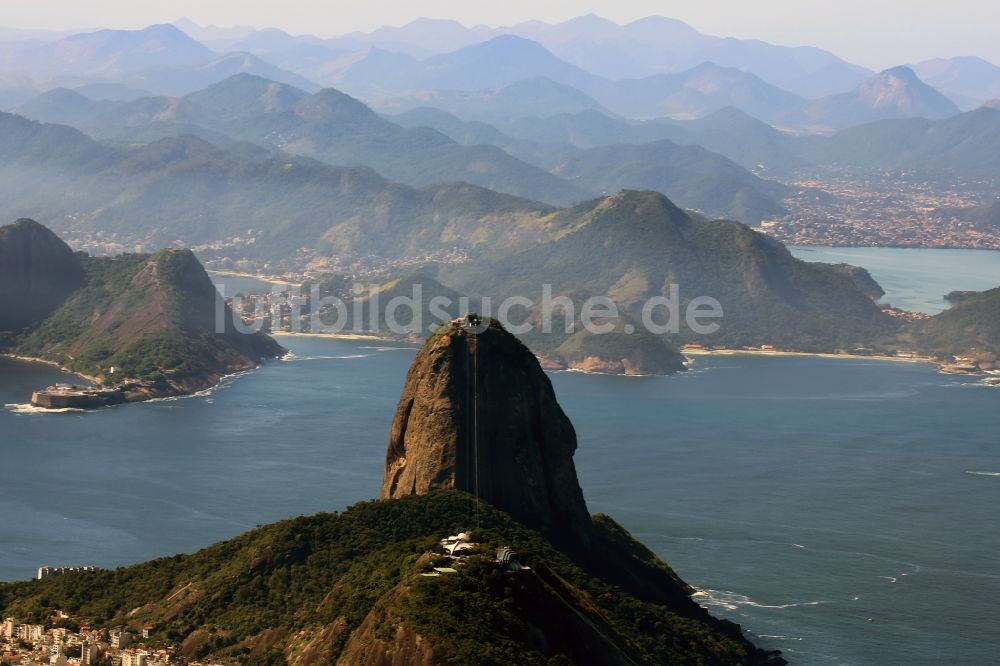 Luftbild Rio de Janeiro - Felsen- und Berglandschaft Monumento Natural Dos Morros Do Pao De Acúcar e Da Urca in Rio de Janeiro in Brasilien